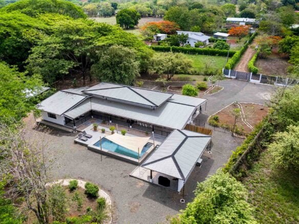 Contemporary Tropical Residence